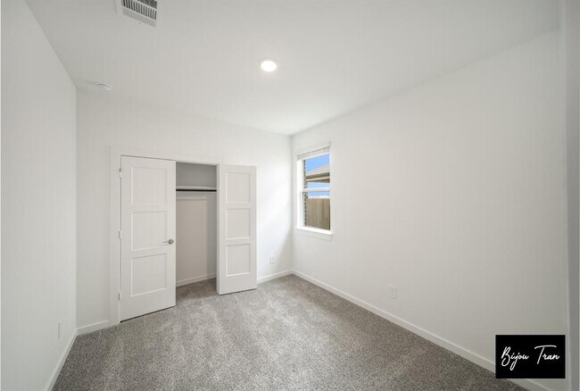 Building Photo - 1728 Daylight Lk Dr