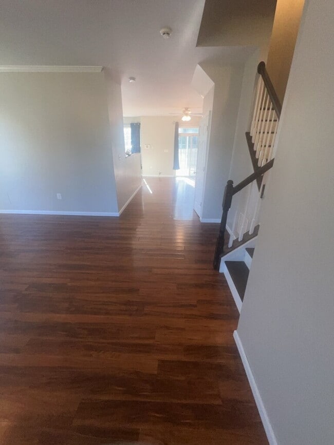 Building Photo - Spacious End-Unit 4 Bedroom Townhome for R...