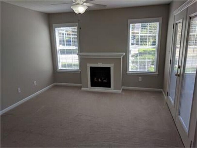 Building Photo - 3101 Lucas Ln SW