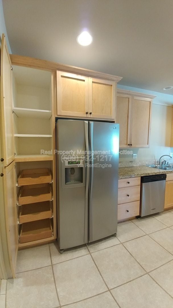 Building Photo - 459 Columbia Point Dr