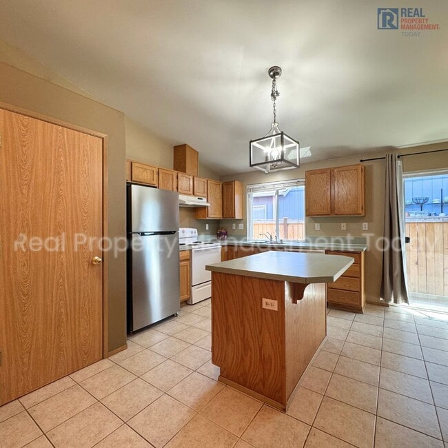 Building Photo - Great 3 bedroom home available NOW Close T...