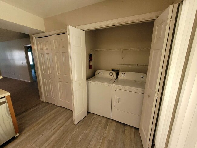 Building Photo - 2 Bedroom Condo Near Chicks Beach!