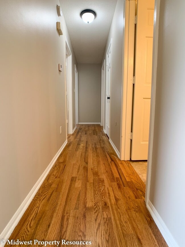 Building Photo - Spacious home with so many updates!  3 bedroom 2.5 baths in Blue Springs