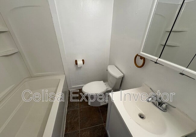 Building Photo - 2121 Riedmiller Ave