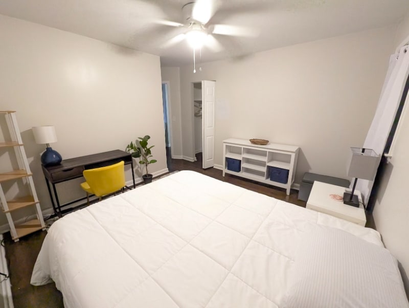 Building Photo - 4523 W Montague Ave