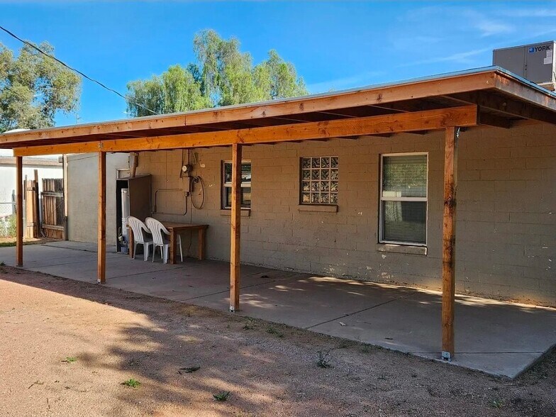 Building Photo - 730 E 1st St