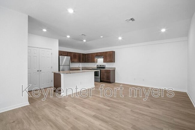 Building Photo - 341 Reeves St