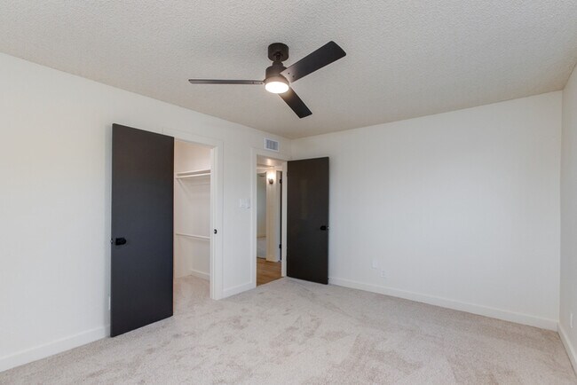 Building Photo - Beautiful 4 Bedroom, 3 Bath Home on an Oversized 18,000 Sq Ft Lot