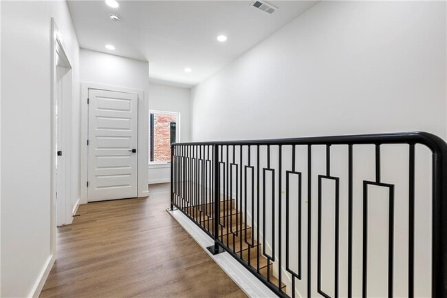 Building Photo - 929 SE 10th St