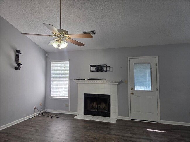 Building Photo - 1155 Riverside Trce