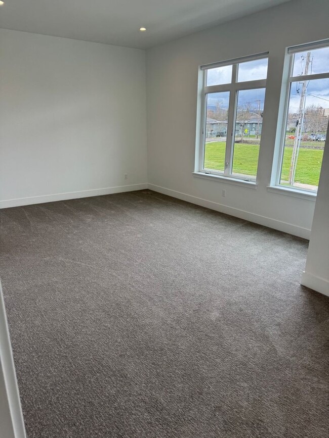 Building Photo - Brand New Modern Home!