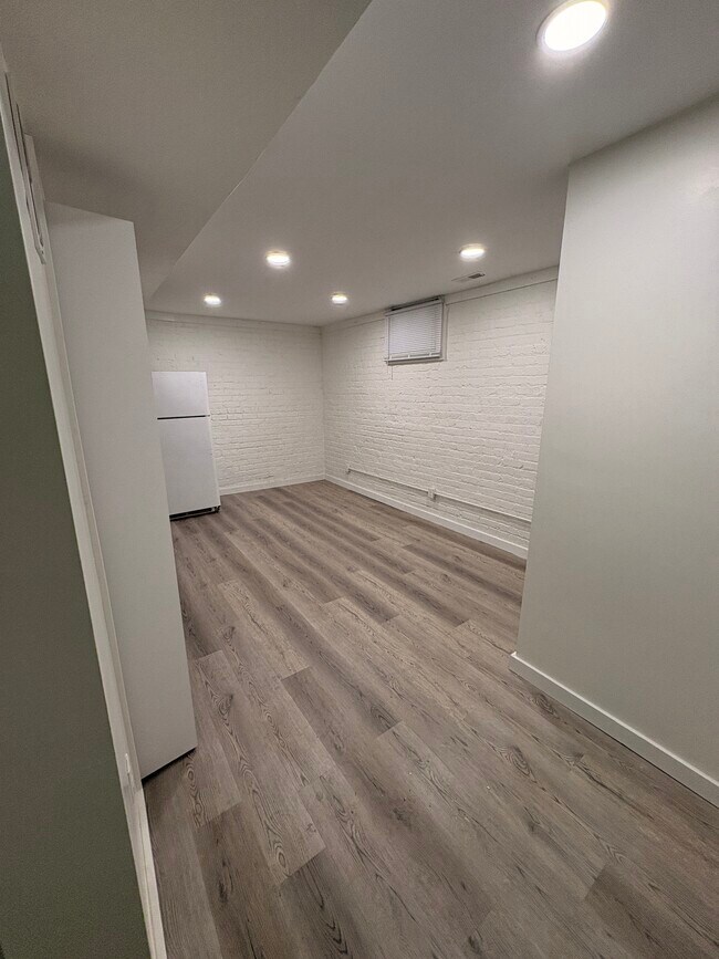 Building Photo - Forest Avenue