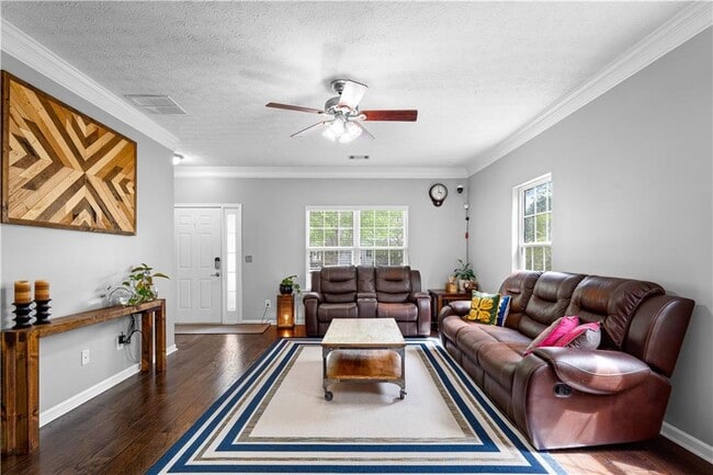 Building Photo - 38 Roxbury Ln