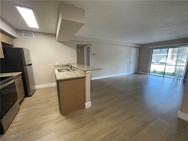 Building Photo - 5323 Summerlin Rd