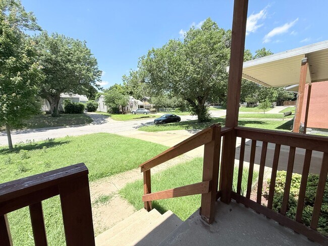 Building Photo - Adorable 3/1 Bungalow with $150 flat fee utilities