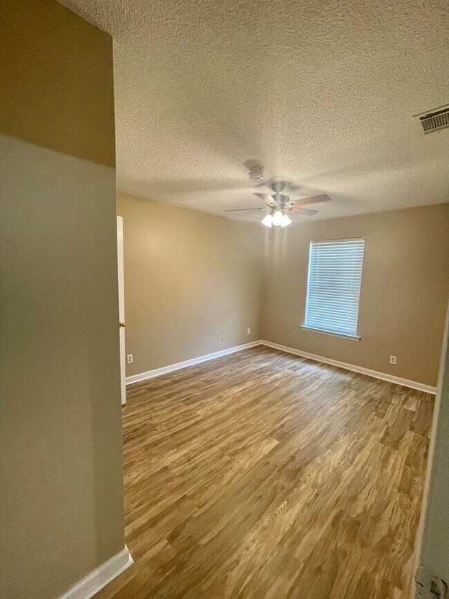 Building Photo - Spacious 4-Bedroom, 2-Bath Home with Fenced Backyard & Lawn Care Included