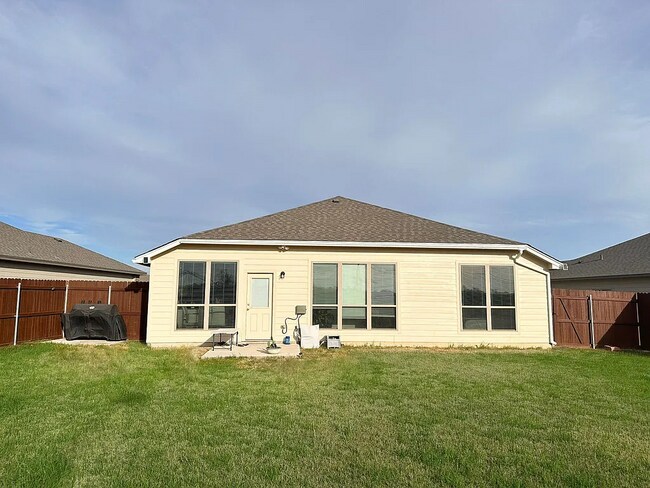 Building Photo - 1250 Lakeway Crossing Dr