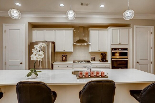 Building Photo - 2359 Montford Pl