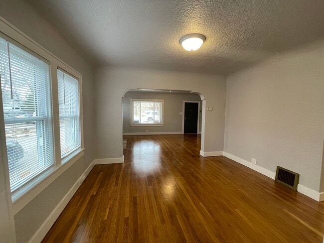 Building Photo - 405 Vassar Dr SE