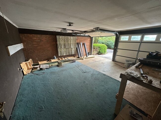 Building Photo - Private, Spacious, Well Maintained 3 Bedro...