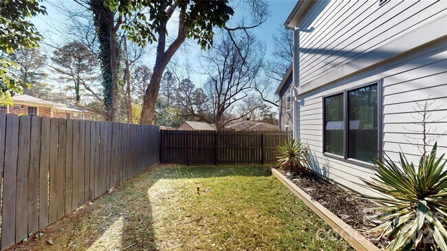 Building Photo - 1220 Lomax Ave