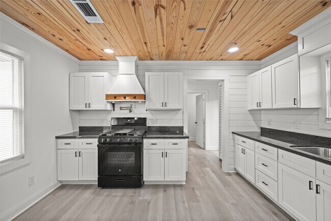 Building Photo - 205 Raymond St