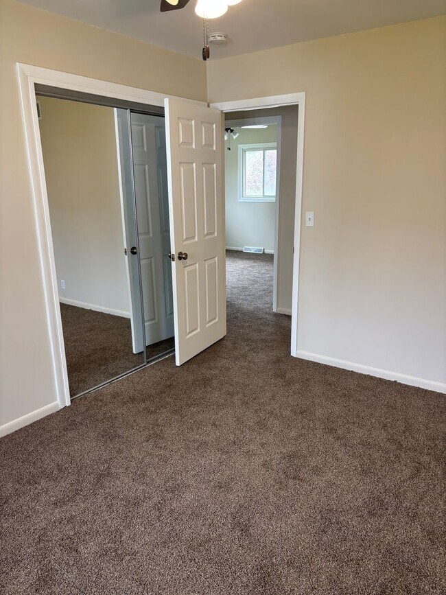 Building Photo - 3 Bedroom, 2.5 Bath Single Family Home w/2...