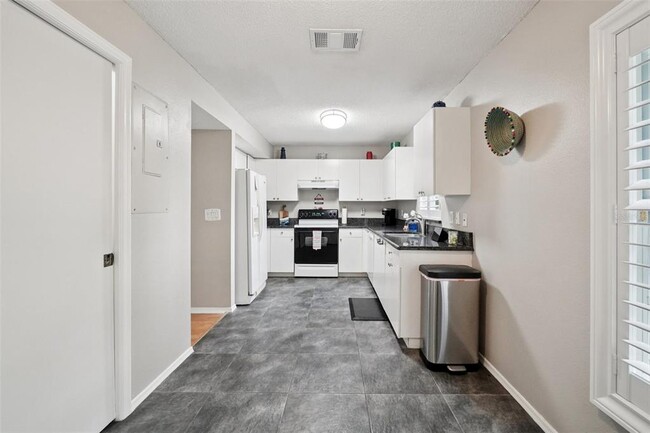 Building Photo - 2243 Andover Cir