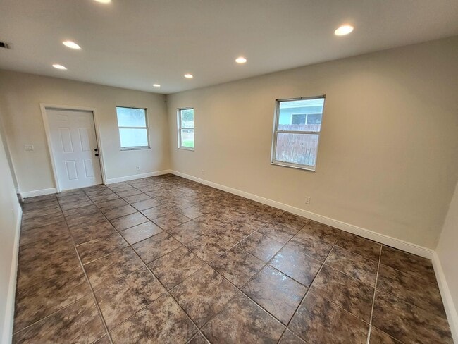 Building Photo - 588 Charles Dr