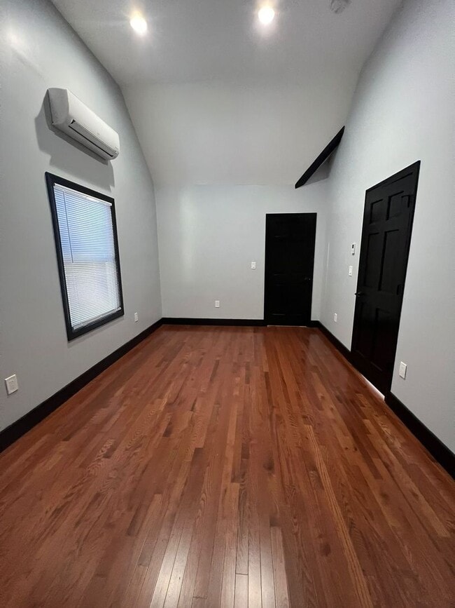 Building Photo - 306 Exchange