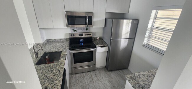 Building Photo - 9420 Poinciana Pl