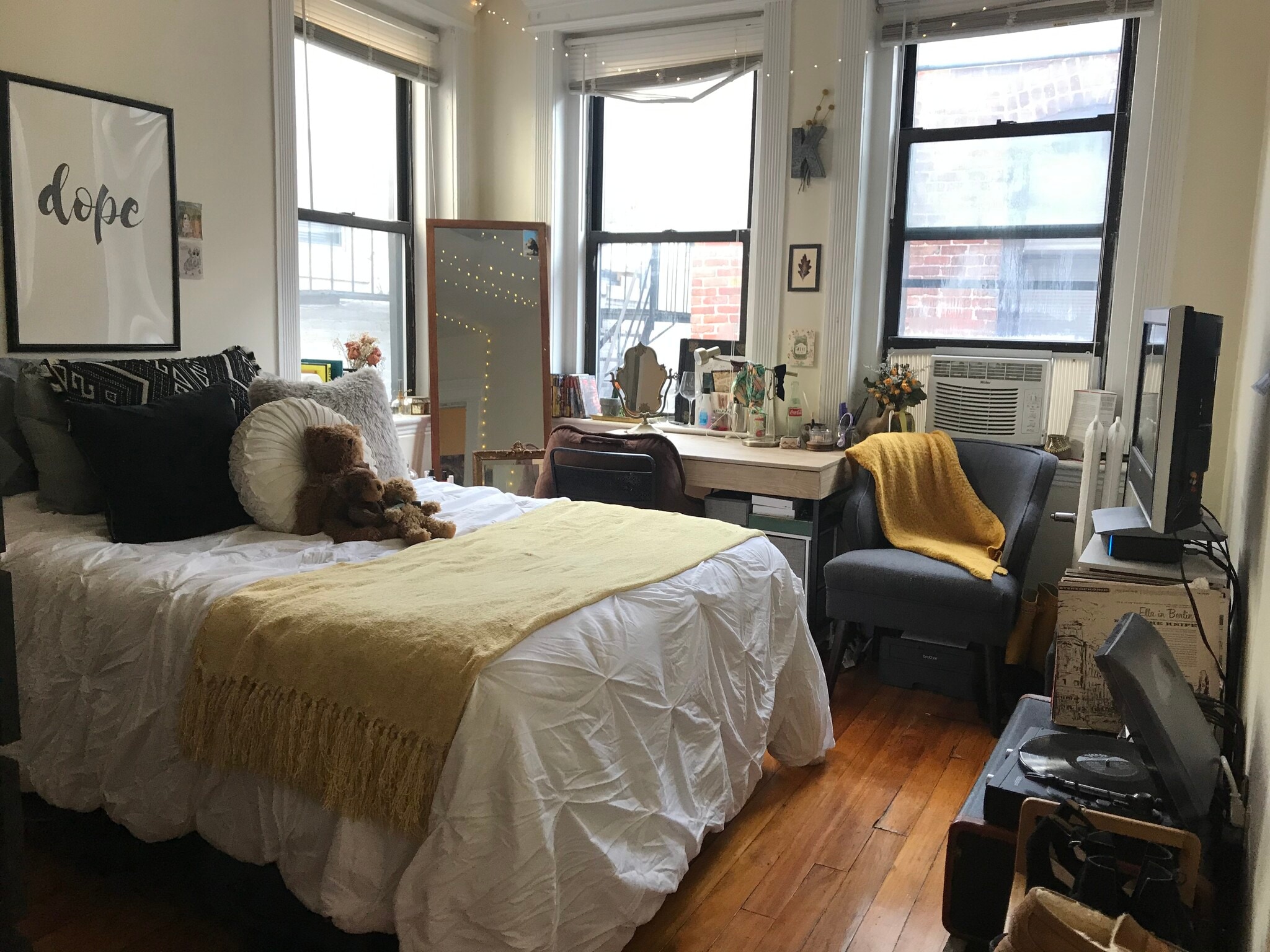 Building Photo - 54 Burbank St