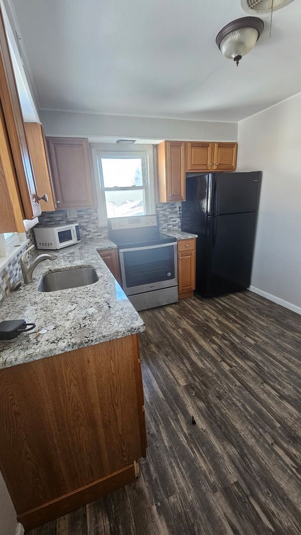 Building Photo - 1701 E Greenleaf St