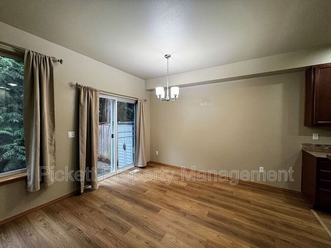 Building Photo - 136 NE Miramar Cir