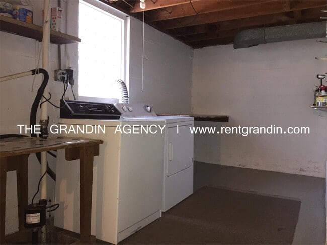 Building Photo - 3023 Hollowell Ave SW