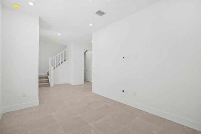 Building Photo - 890 SW Newfield Ave
