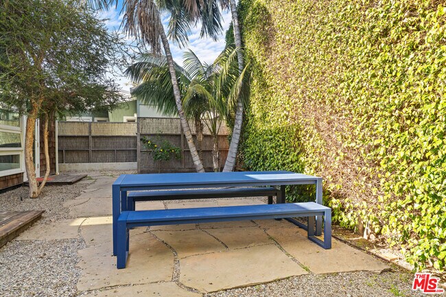 Building Photo - 648 Palms Blvd