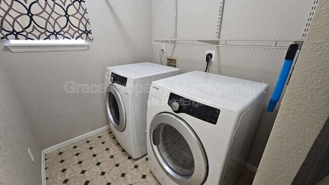 Building Photo - 325 W 116th Ave