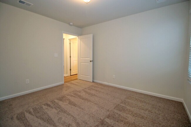 Building Photo - 3 Bedroom, 2 Bath in Lexington - Available...