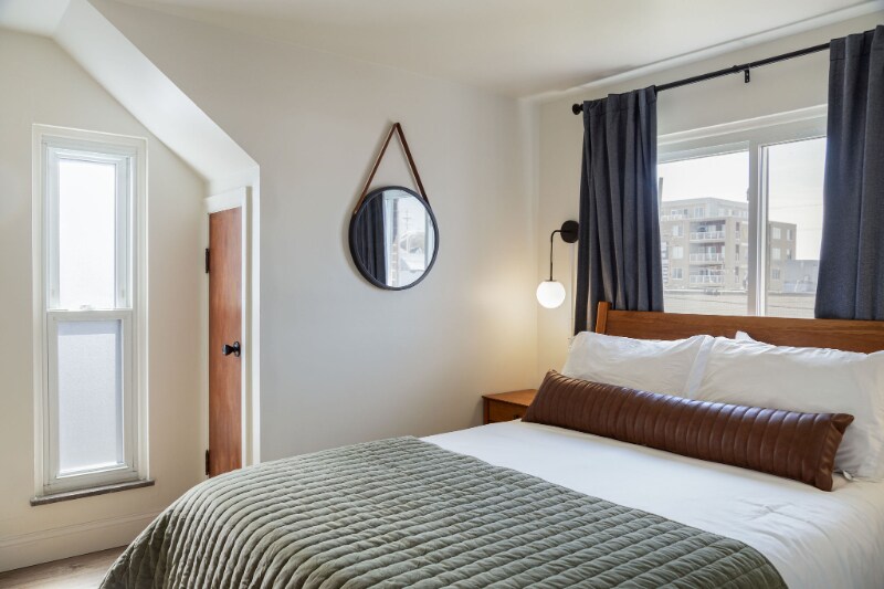 Building Photo - 1027 W 6th Ave