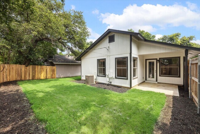 Building Photo - Beautiful 3/2 available now!