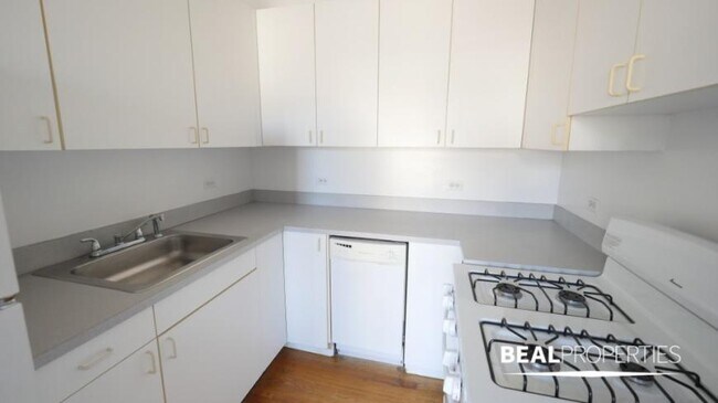 Building Photo - 1 bedroom in CHICAGO IL 60613
