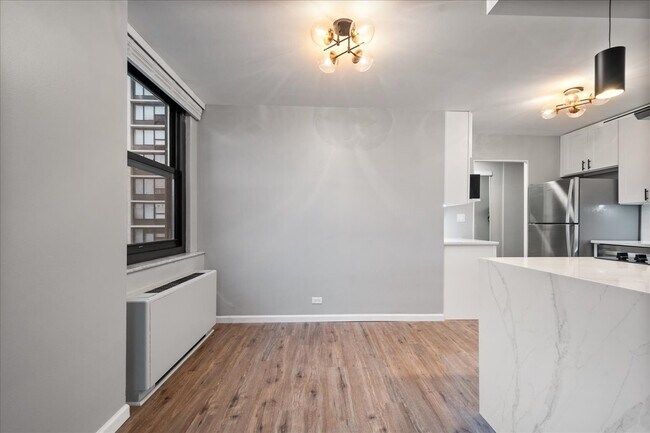 Building Photo - 5701 N Sheridan Rd