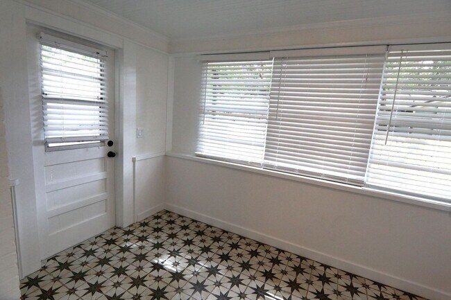 Building Photo - 2/1 cottage in Colonialtown