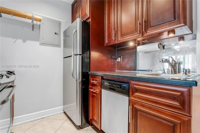 Building Photo - 801 NE 18th Ct