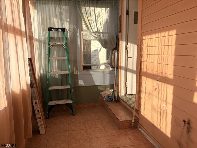 Building Photo - 35 Marsellus Pl