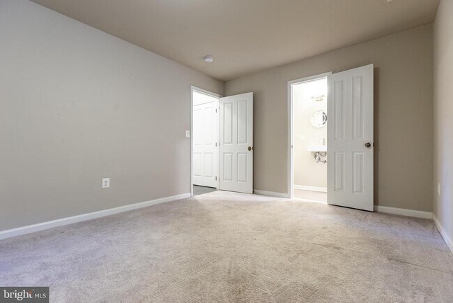Building Photo - 427 Woodcrest Dr SE