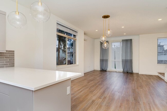 Building Photo - 3Bd/2.5Ba Seattle Home