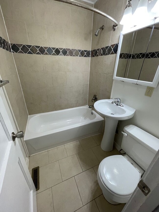 Building Photo - 2 Bedroom, 1 bathroom with Detached Garage!