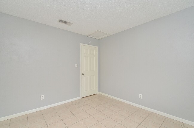 Building Photo - Property available in Old River Manor